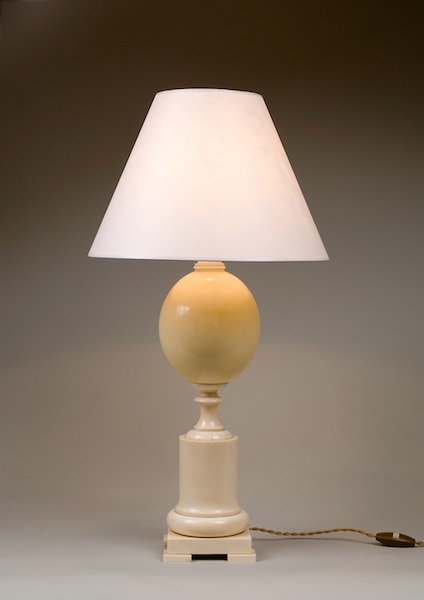 Lampe ivoire et oeuf d'autruche